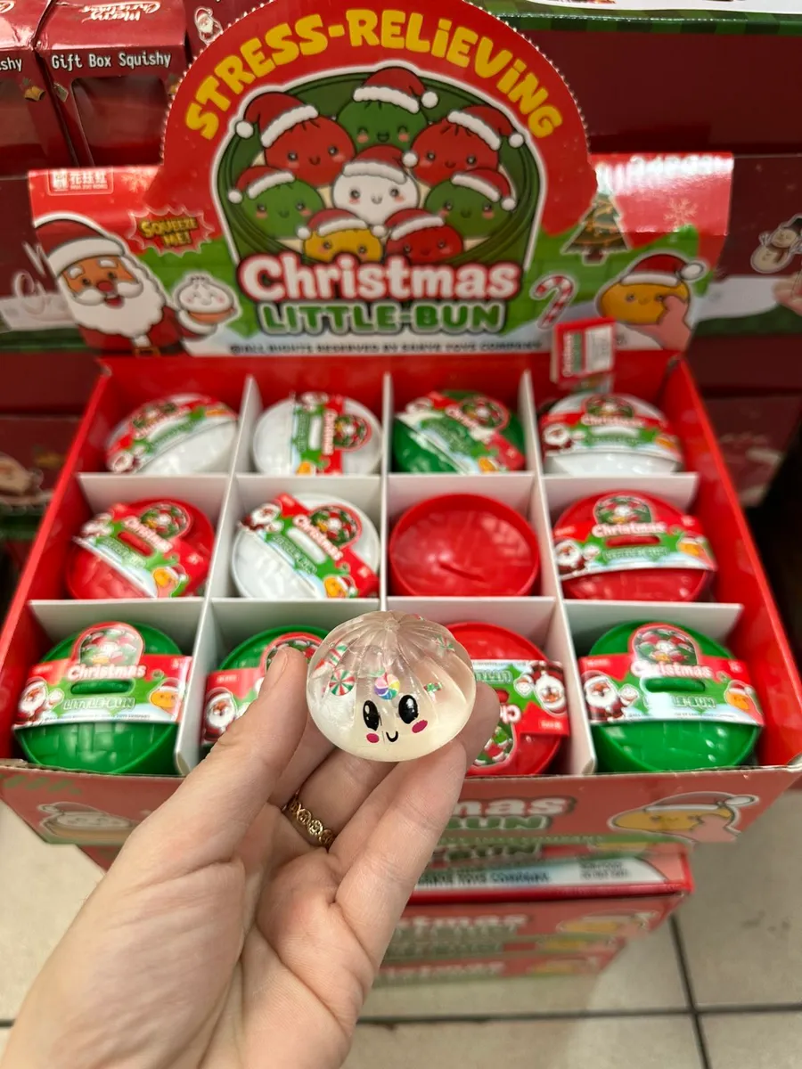 Zabawka antystresowa Christmas Little Bun w kształcie bułeczki z uśmiechniętą buzią, mix kolorów