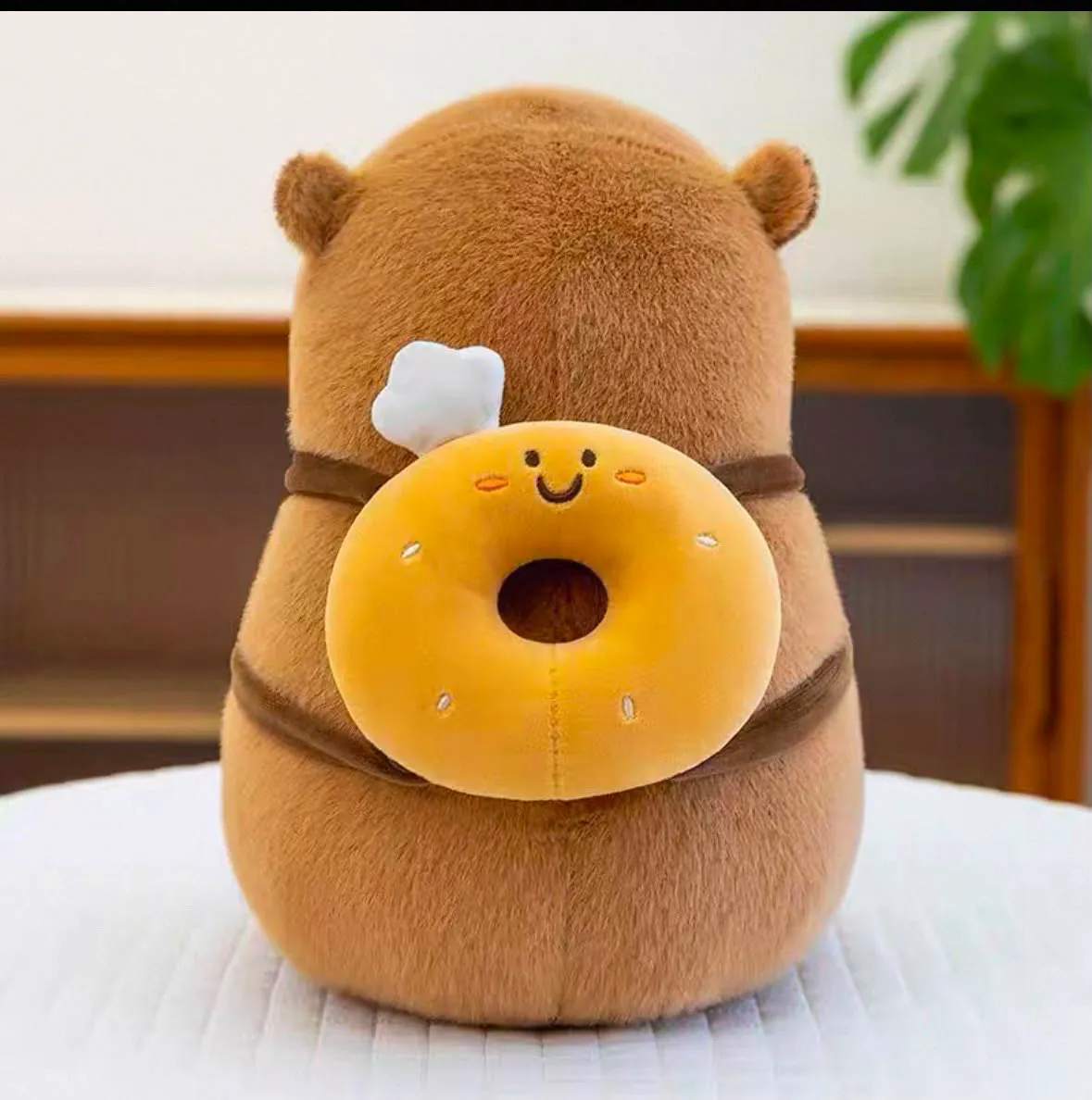 Pluszowa brązowa maskotka miś z żółtym pączkiem na plecach, 40 cm