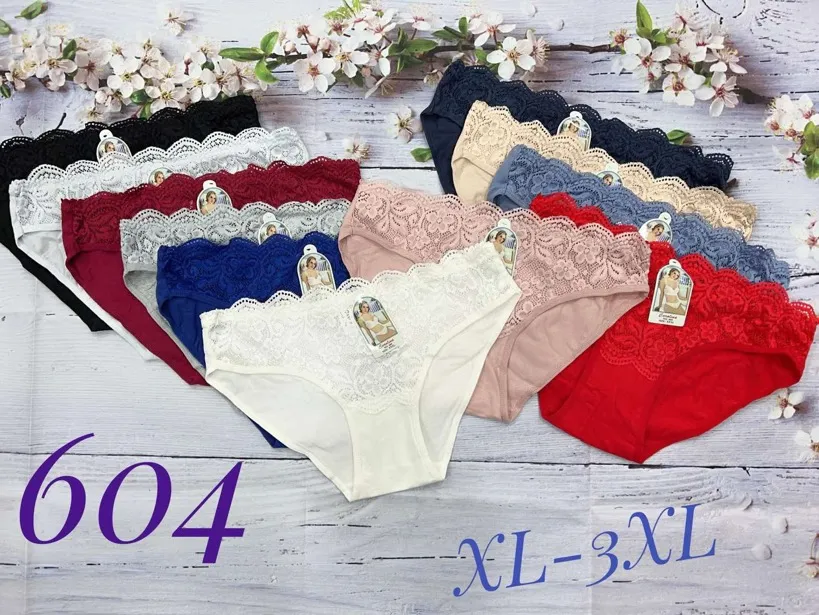 Majtki damskie koronkowe w różnych kolorach, rozmiary XL-3XL, ułożone na jasnym tle z kwiatami
