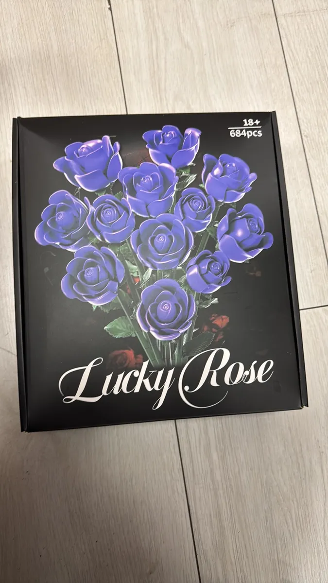 Opakowanie klocków Lucky Rose z bukietem fioletowych róż na czarnym tle
