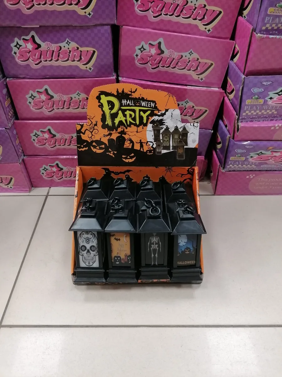 czarny lampion halloweenowy z grafikami czaszki, szkieletu i dyni w opakowaniu zbiorczym