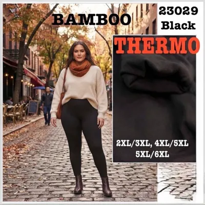 Kobieta w czarnych legginsach Bamboo Thermo na ulicy, zbliżenie na materiał i rozmiary na opakowaniu