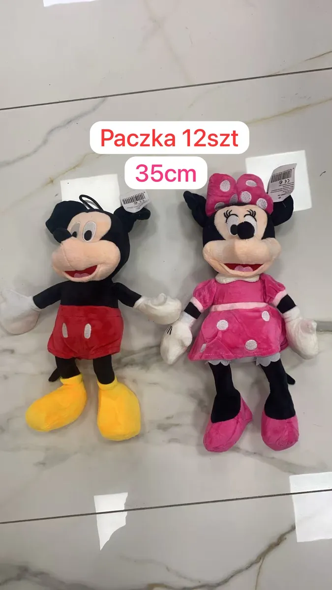 Pluszowe maskotki Myszka Miki i Myszka Minnie w kolorowych ubrankach na jasnym tle
