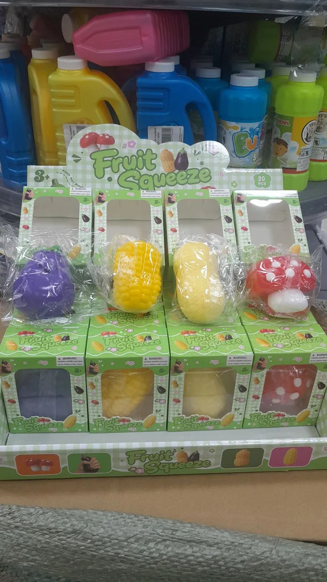 Zabawki Fruit Squeeze w kształcie fioletowego bakłażana, żółtej kukurydzy, ananasa i czerwonego grzyba w opakowaniach