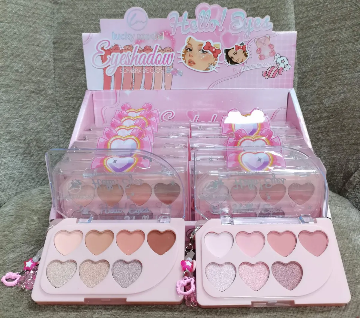 Paleta cieni do powiek Hello! Eyes z różowymi i beżowymi odcieniami, brokatowe i matowe, opakowanie różowe z zawieszką