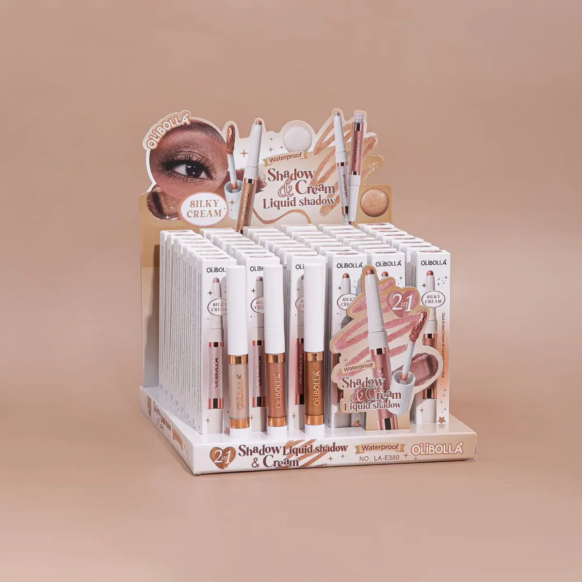 Ekspozytor z wodoodpornymi płynnymi cieniami do powiek Olibolla w kremowym odcieniu silky cream