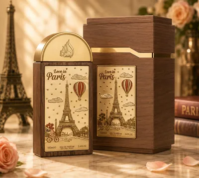 Butelka perfum Love in Paris 100ml z motywem Wieży Eiffla i drewniane pudełko na tle kwiatów