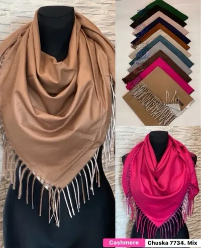 Chusta Cashmere 7734 w różnych kolorach, z frędzlami, na manekinie i w zestawie mix 12 sztuk