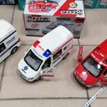 Zestaw trzech metalowych samochodów służb ratunkowych 13 cm