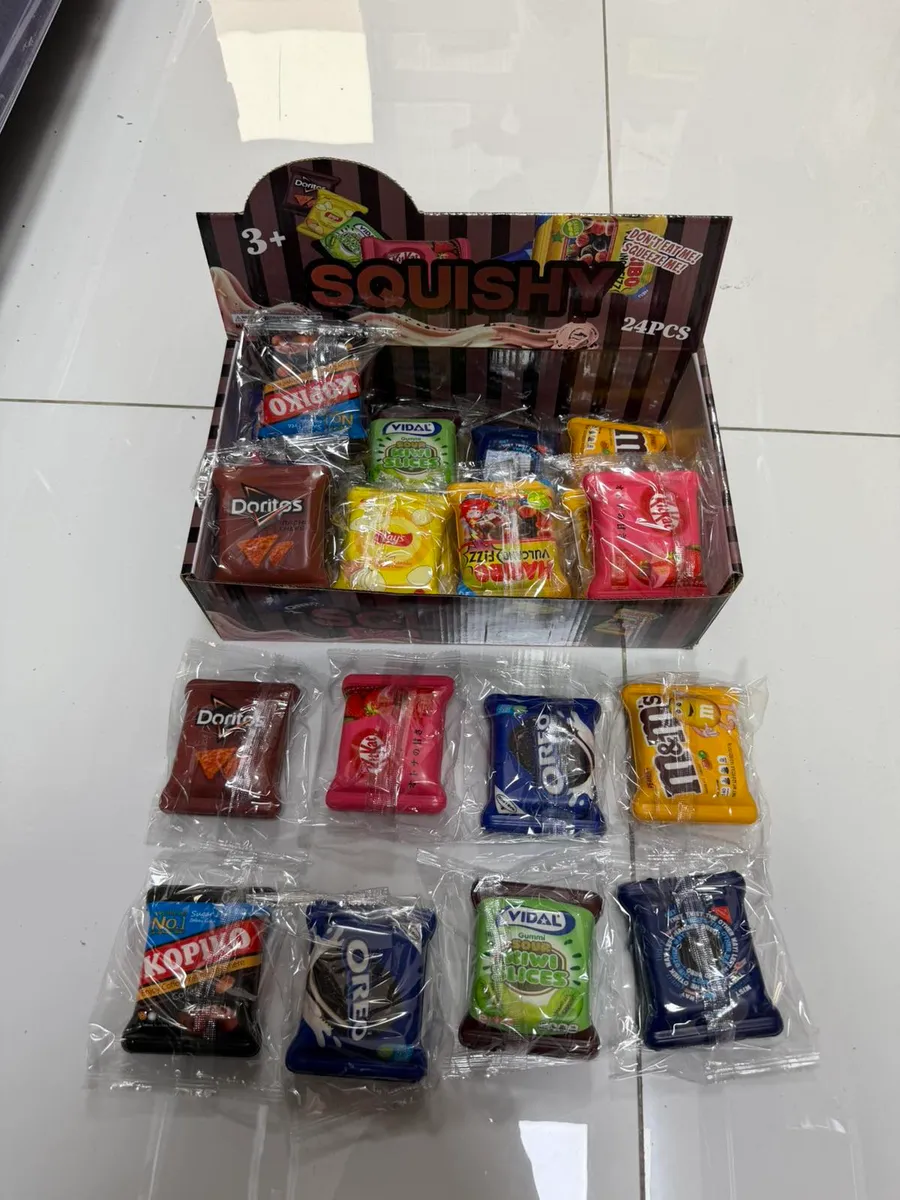 Zestaw 24 sztuk squishy w kształcie mini opakowań przekąsek i słodyczy w kartonowym displayu