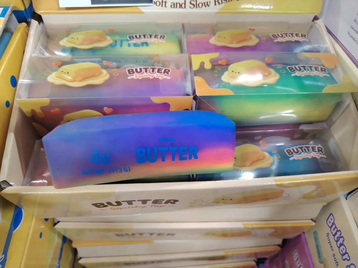 Kolorowa zabawka antystresowa Butter Squishy w opakowaniu z motywem masła