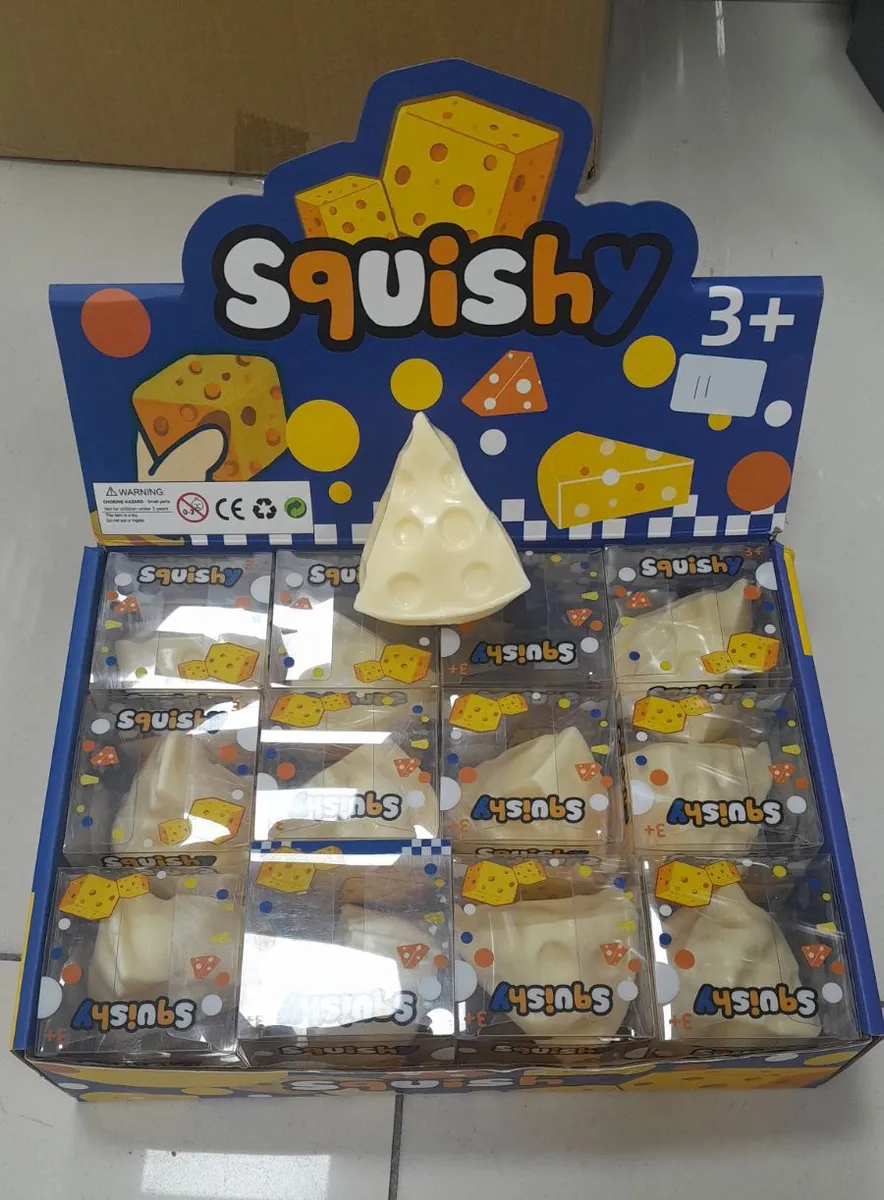 Miękka zabawka squishy w kształcie kawałka sera w przezroczystym pudełku, ekspozycja 12 sztuk