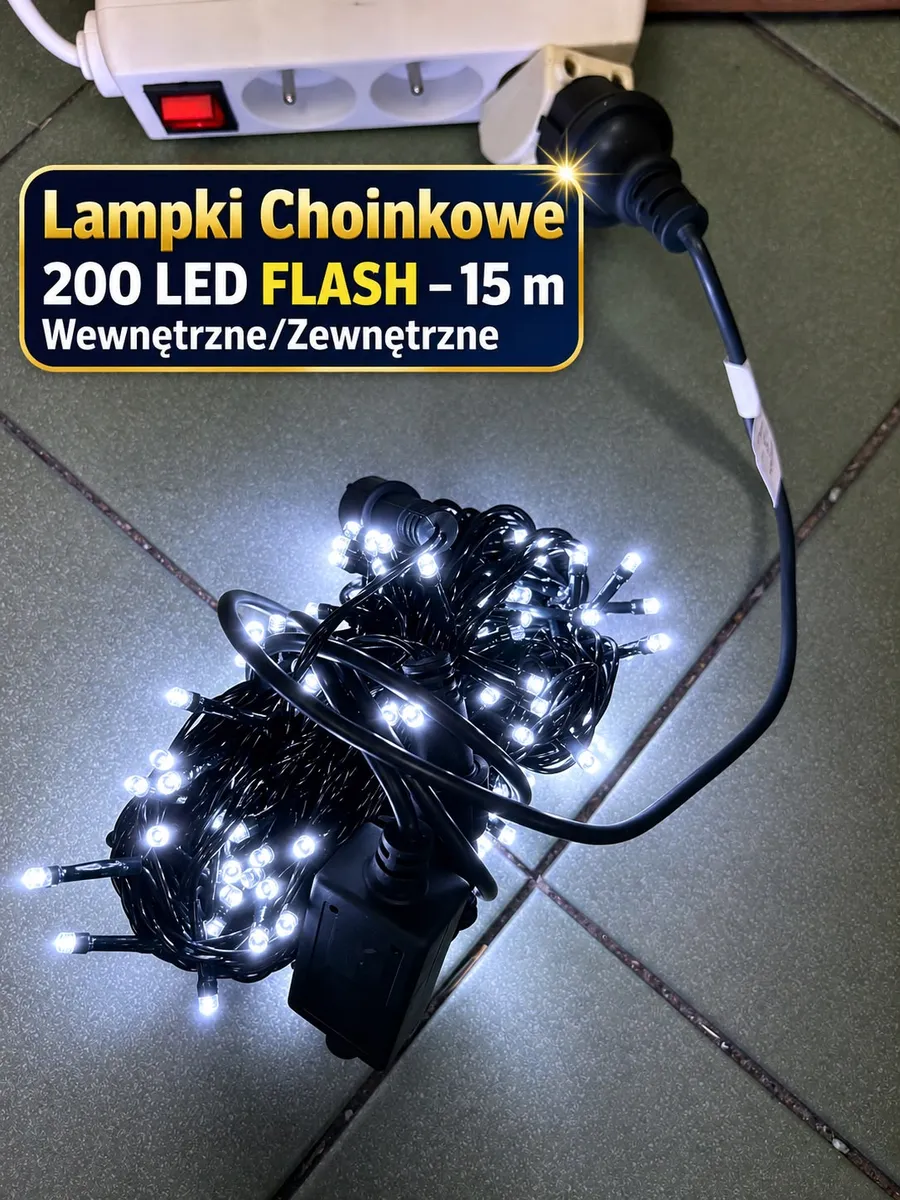 Lampki choinkowe 200 LED flash z czarnym kablem podłączone do listwy zasilającej na podłodze