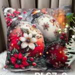 Poszewka na poduszkę świąteczna 40x40 cm z motywem bombek