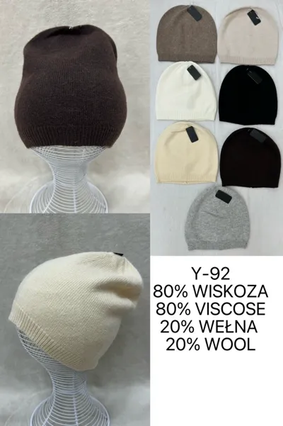 Zestaw czapek zimowych Y-92 w różnych kolorach na manekinie i na białym tle