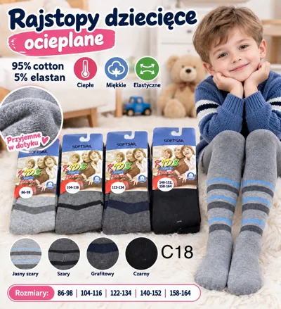 dziecko w szarych ocieplanych rajstopach dziecięcych z paskami, opakowania z różnymi rozmiarami i kolorami