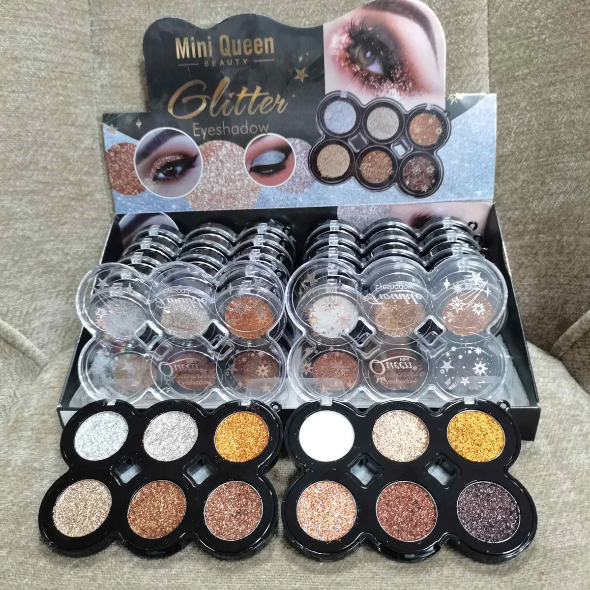 Paleta 6 brokatowych cieni do powiek Mini Queen Beauty w czarnym opakowaniu z przezroczystą pokrywką