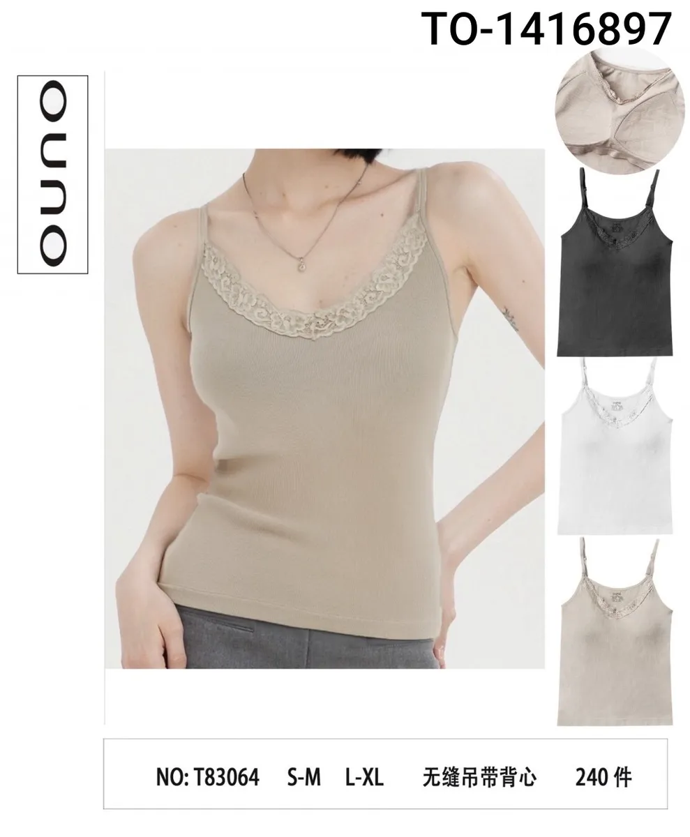 Damski beżowy top z koronką na dekolcie, prążkowany materiał, modelka w szarych spodniach