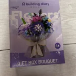 Kwiatowy zestaw dekoracyjny Gift Box Bouquet fioletowy