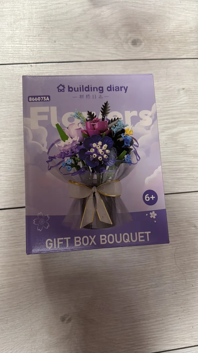 Fioletowy zestaw dekoracyjny bukiet kwiatów w opakowaniu Gift Box Bouquet na jasnym tle