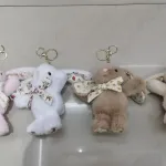 Brelok pluszowy królik z kokardą miękki kolorowy