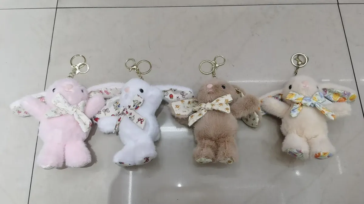 Cztery pluszowe breloki króliczki w pastelowych kolorach z metalowymi kółkami i kokardami