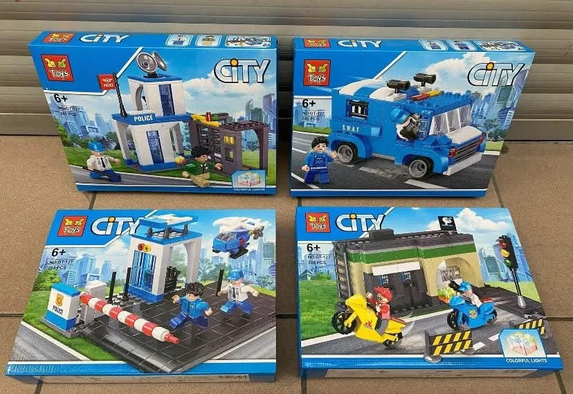 Zestaw czterech opakowań klocków City z motywem policyjnym, pojazdy i budynki