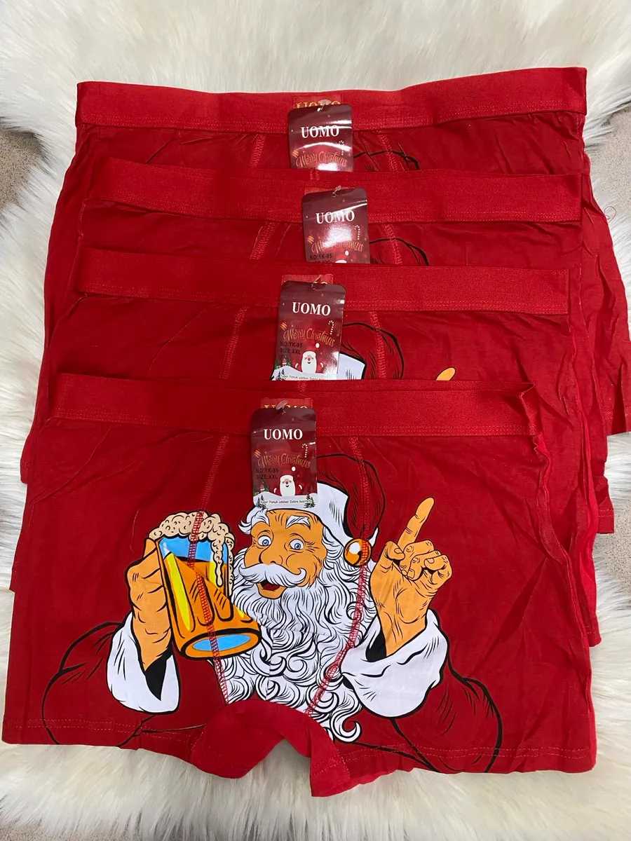 Czerwone bokserki męskie z nadrukiem Mikołaja trzymającego kufel piwa, rozmiar XXL, 4 sztuki ułożone jedna na drugiej