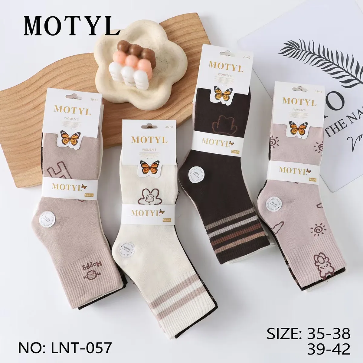Cztery zestawy damskich skarpetek MOTYL w pastelowych kolorach z wzorami kwiatów i pasków