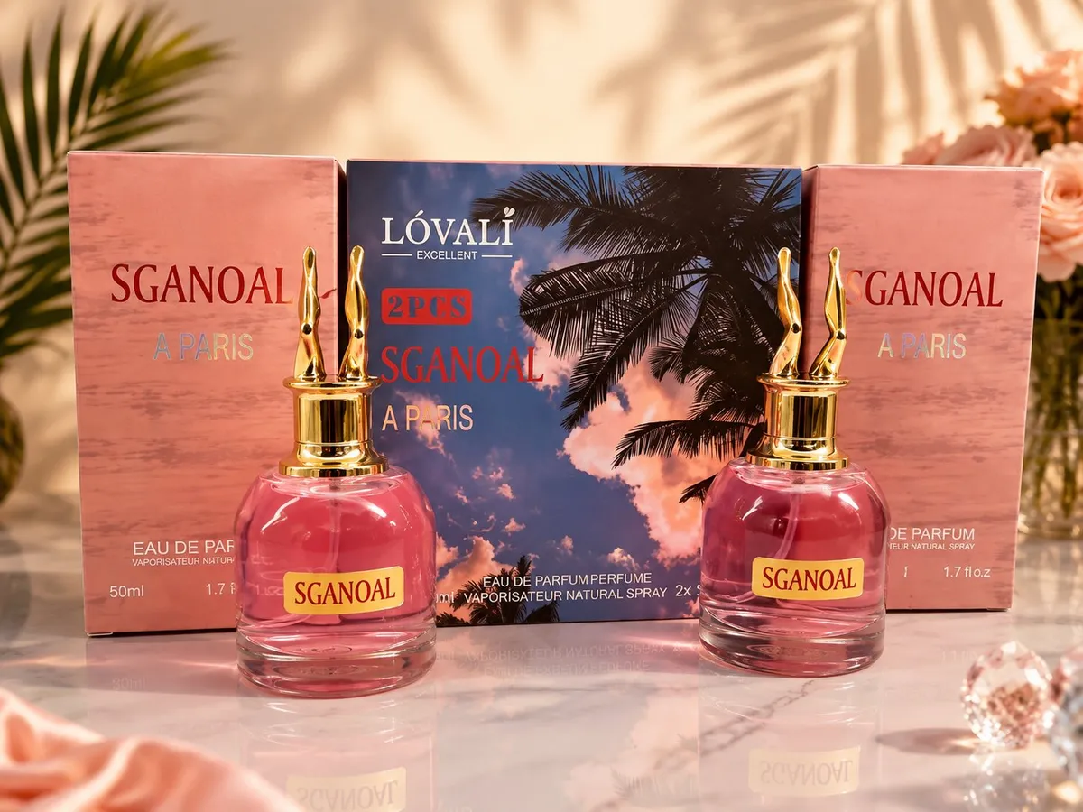 Zestaw dwóch różowych flakonów perfum SGANOAL A PARIS z ozdobnymi złotymi korkami i opakowaniem z motywem palm