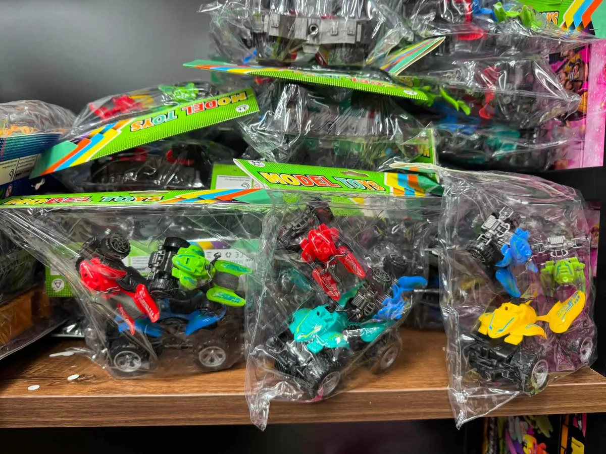 Zestaw sześciu kolorowych mini quadów Model Toys w przezroczystych opakowaniach na drewnianej półce