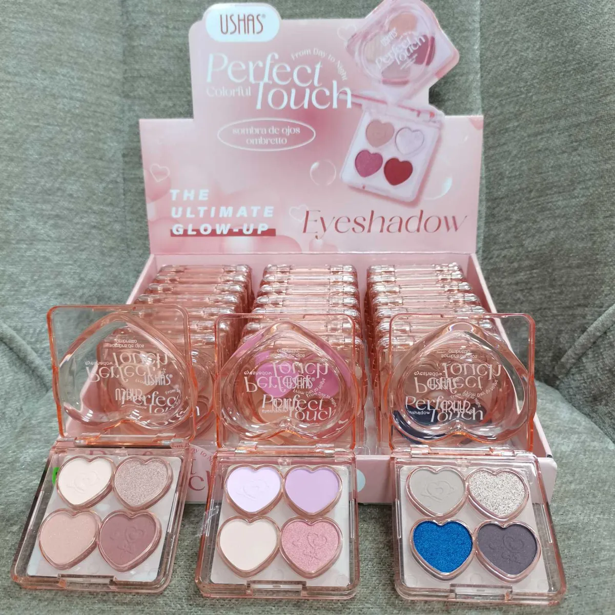 Palety cieni do powiek Ushas Perfect Touch w różowym przezroczystym opakowaniu z czterema sercowatymi cieniami