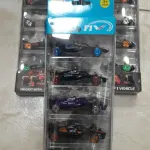 Zestaw 5 metalowych samochodów wyścigowych F1 z kolorowymi kołami