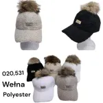 Czapka z daszkiem wełniana z pomponem na zimę mix kolorów