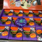 Dekoracyjna świeca fioletowa dynia z brokatem Halloween