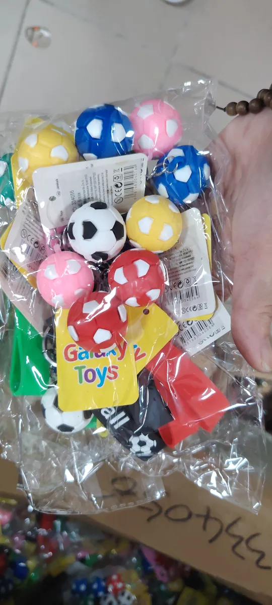 Kolorowe breloki w kształcie piłek nożnych w opakowaniu foliowym z metką Galaxy Toys