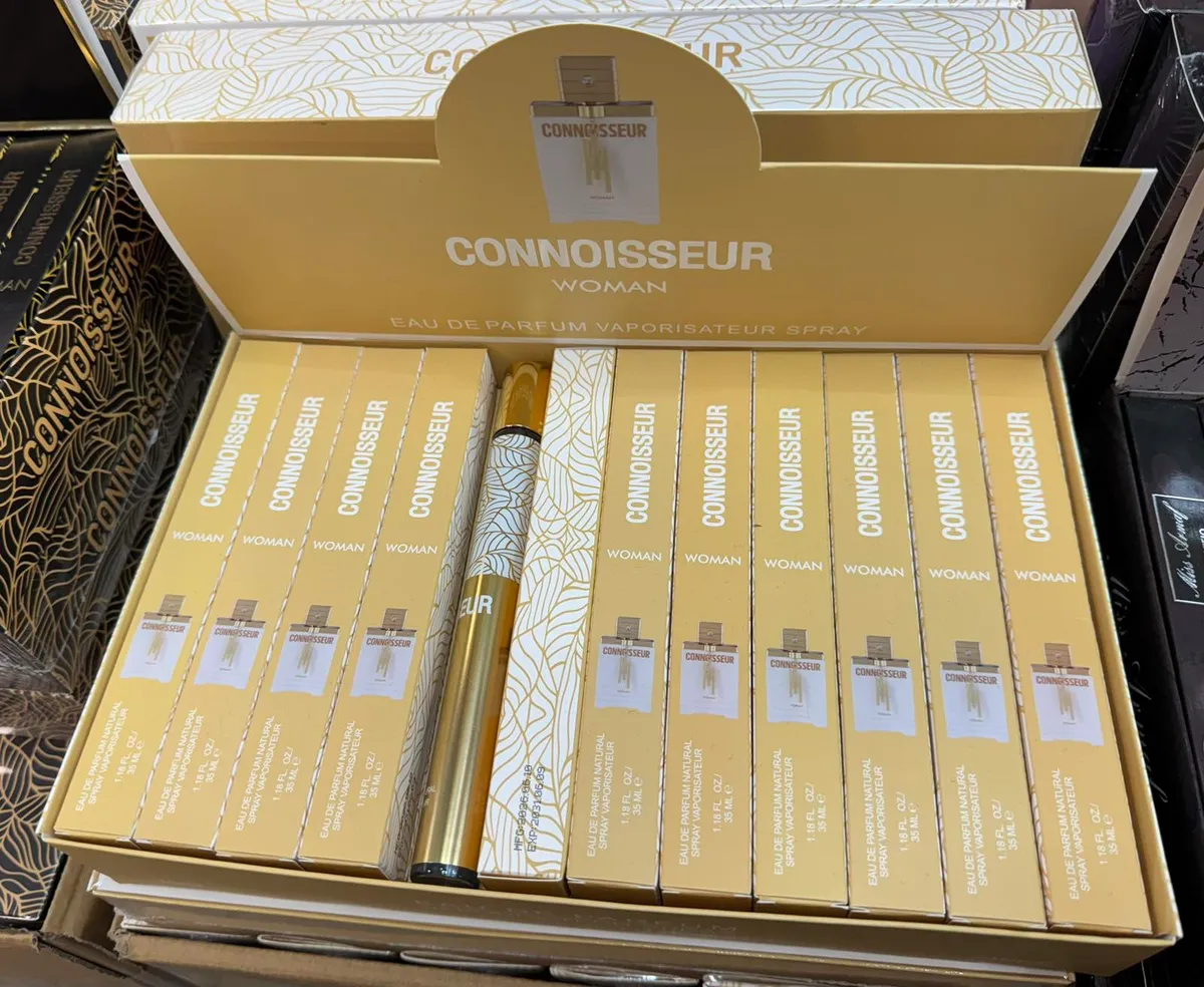 Złoty flakon perfum Connoisseur Woman 35 ml w sprayu w jasnobeżowym opakowaniu z liściastym wzorem