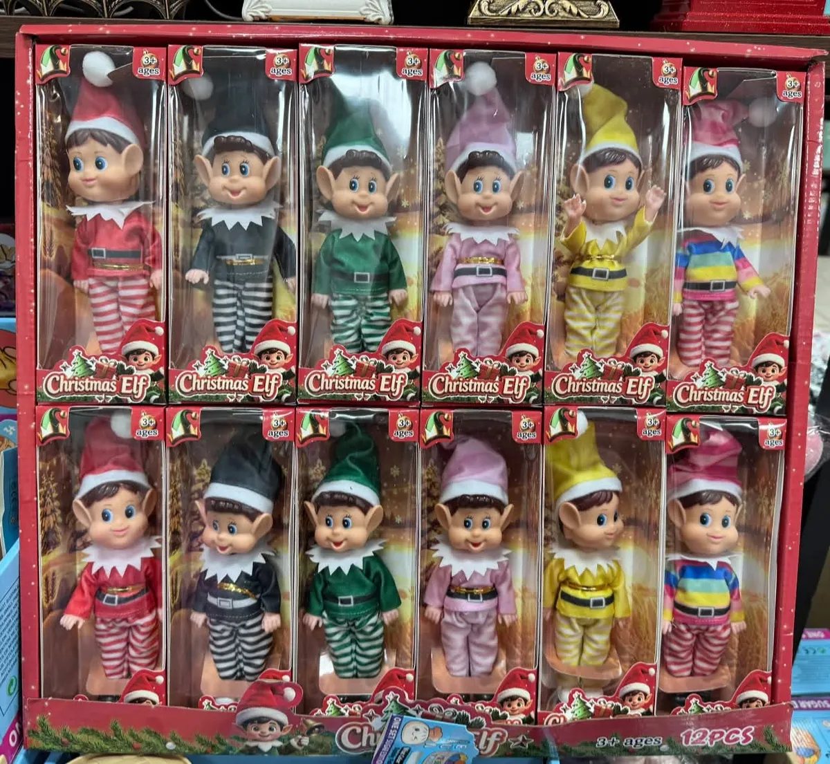 Zestaw 12 figurek elfów świątecznych w kolorowych ubraniach w opakowaniu kartonowym z przezroczystym frontem