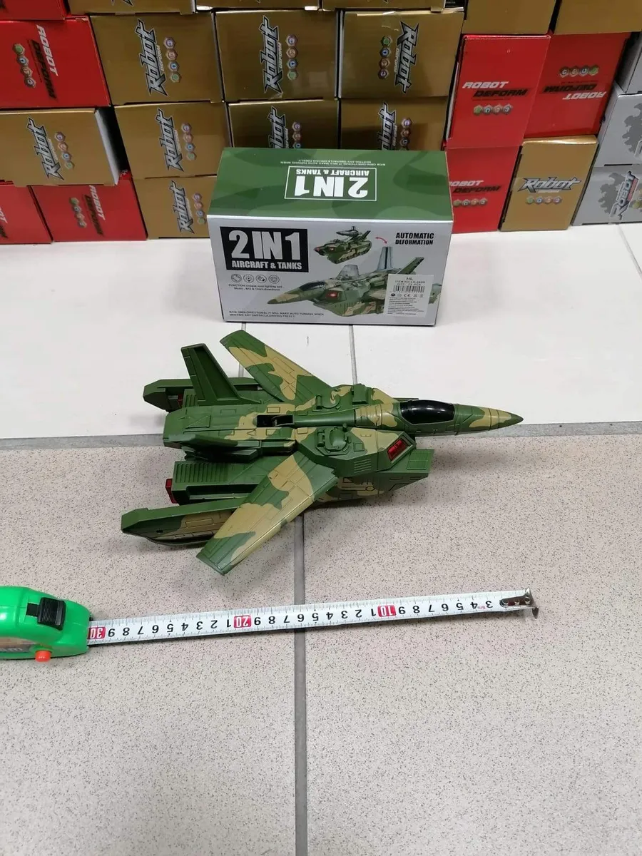 Zielony samolot wojskowy 2w1 z funkcją transformacji w czołg, długość około 30 cm