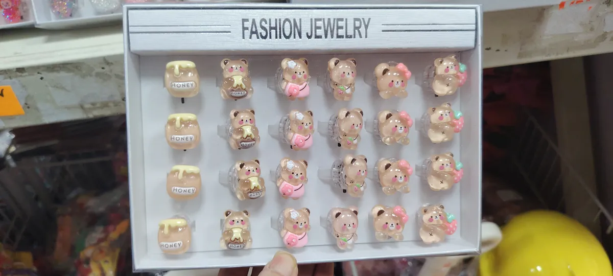 Zestaw dziecięcych pierścionków z motywem misia i słoiczka miodu w opakowaniu Fashion Jewelry