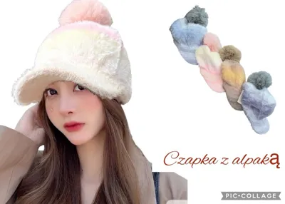 Pastelowa czapka z alpaki z dużym pomponem i daszkiem na modelce oraz zestaw czapek w różnych pastelowych kolorach