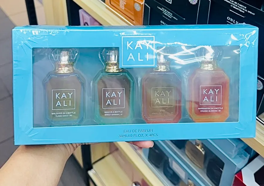Zestaw 4 perfum Kay Ali w błękitnym pudełku z przezroczystym frontem, flakoniki 30 ml