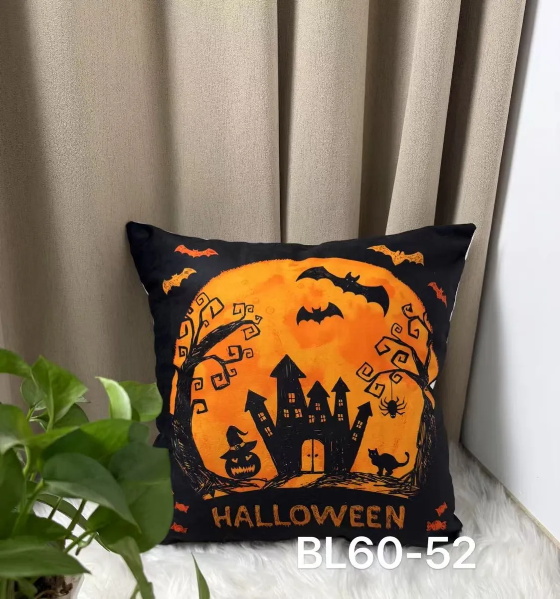 Poszewka na poduszkę z czarnym tłem i pomarańczowym motywem halloweenowym z zamkiem, nietoperzami i dynią