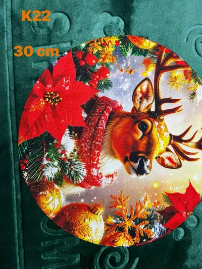 okrągła podkładka świąteczna 30 cm z reniferem w czerwonym szaliku i czerwonymi kwiatami gwiazdy betlejemskiej