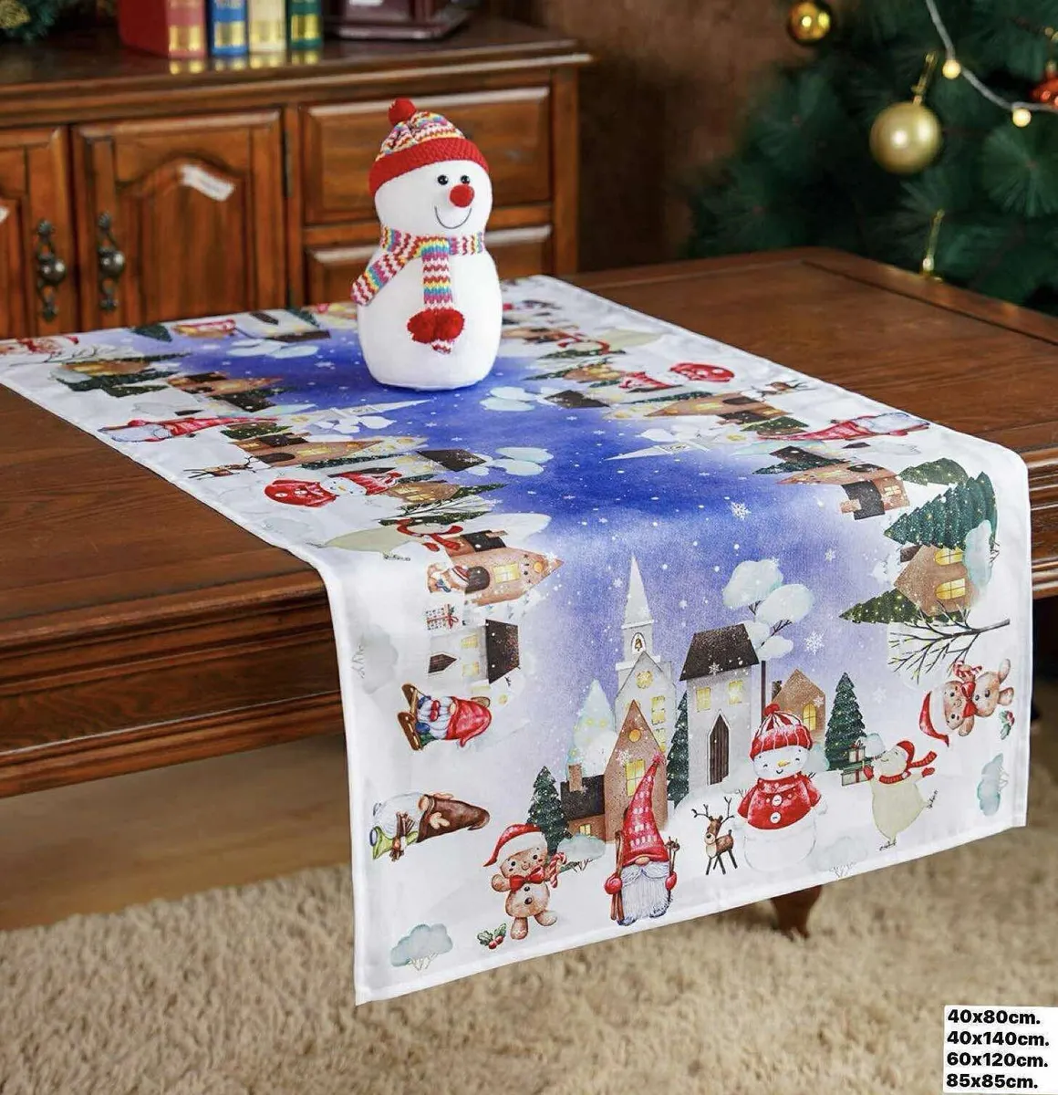 Bieżnik świąteczny 85x85 cm z nadrukiem zimowej wioski i bałwanków na drewnianym stole