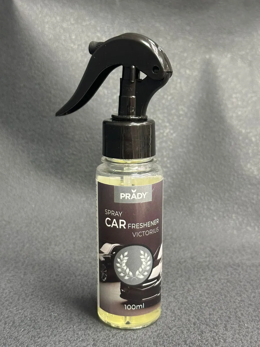 Butelka sprayu do auta PRADY Car Freshener Victorius 100 ml z czarnym atomizerem i ciemnofioletową etykietą