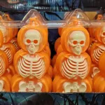 Figurka Halloweenowa Szkielet w Dyni Pomarańczowy 12 cm