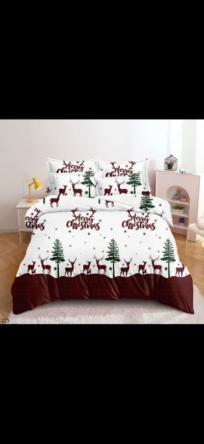 Pościel świąteczna z reniferami, choinkami i napisem Merry Christmas na białym tle z bordowym pasem w kratę