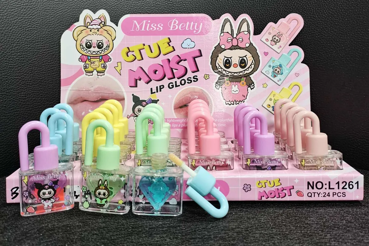 błyszczyki do ust Miss Betty Ctue Moist w przezroczystych buteleczkach z pastelowymi rączkami i aplikatorami