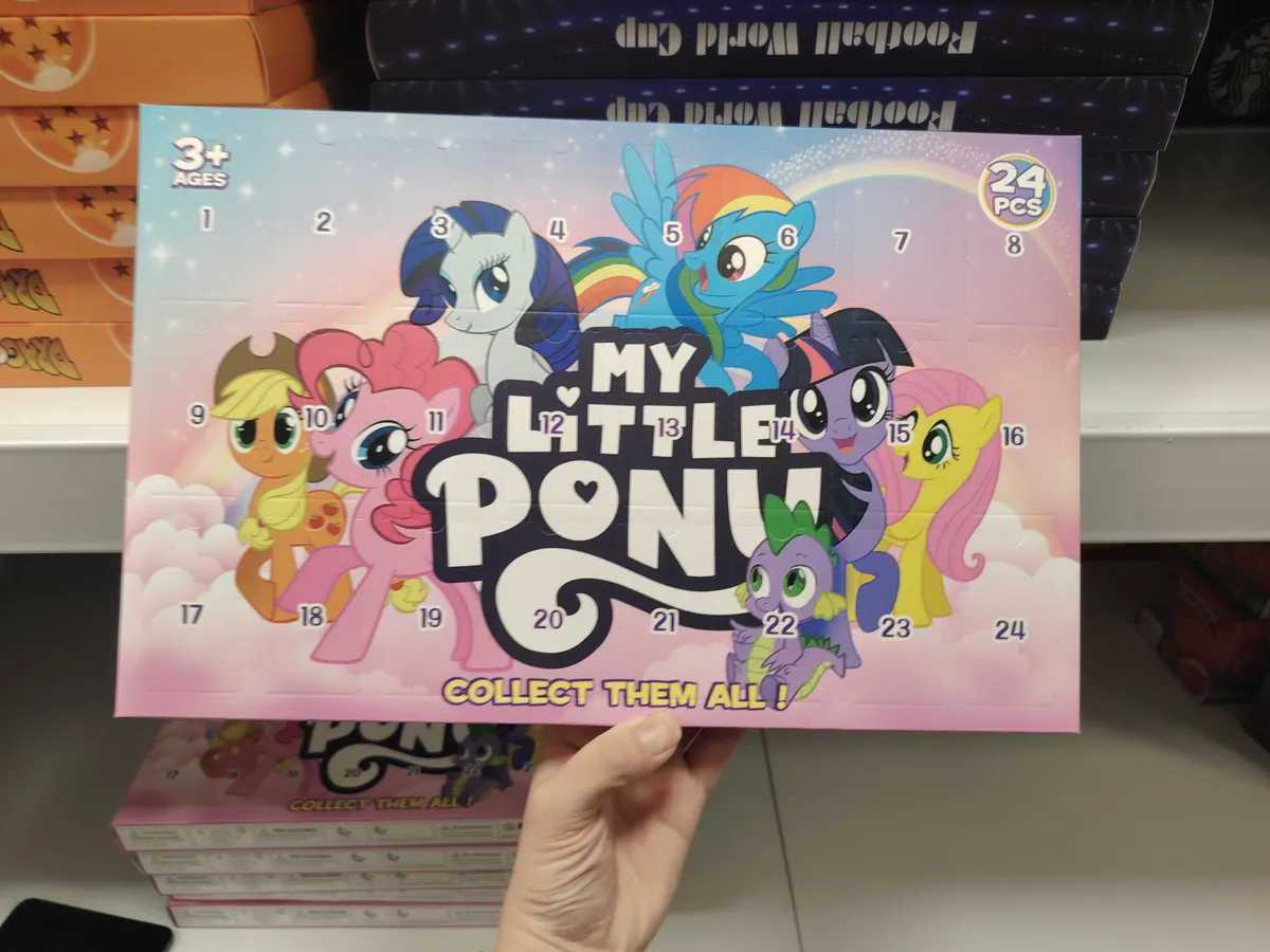 Kalendarz adwentowy My Little Pony z 24 okienkami i kolorowymi postaciami na pastelowym tle